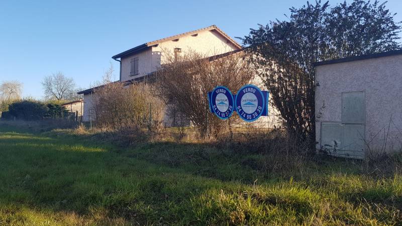 à vendre villa avec cachet  piscine et grand garage charvieu